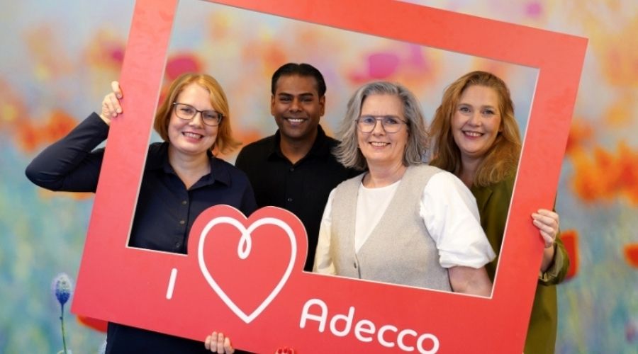 Collega’s lachen in camera