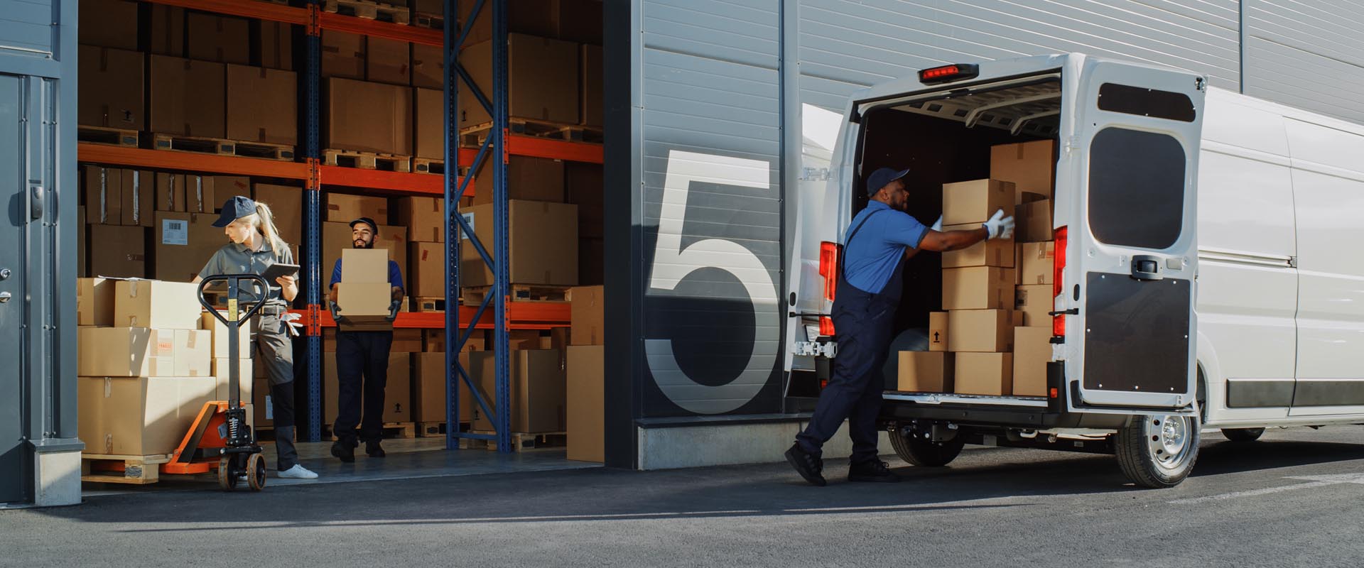header-logistics-retailer-warehouse