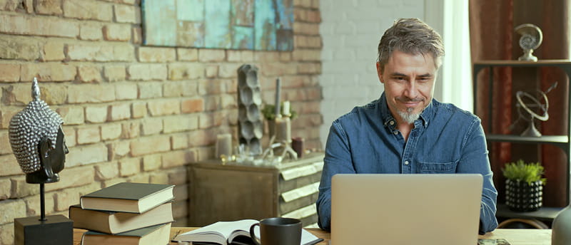 Person creating a personalised cover letter with AI on a laptop at homereating a personalised cover letter with AI at home on his laptop