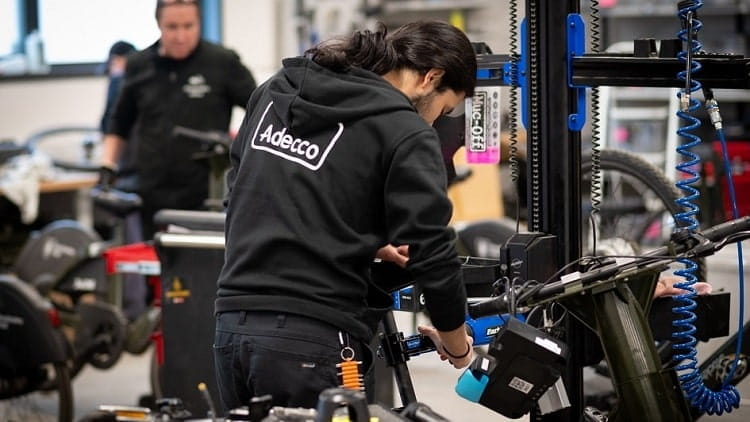 tryggare-framtid-med-adecco-ryggbild