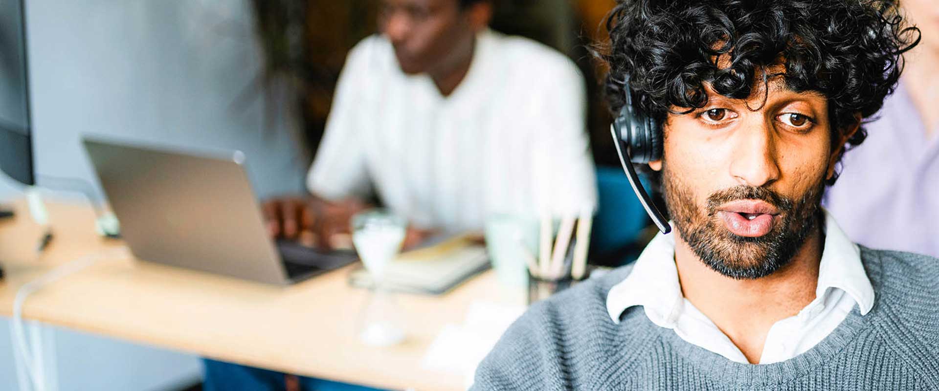 Professionnel travaillant au bureau avec un ordinateur portable