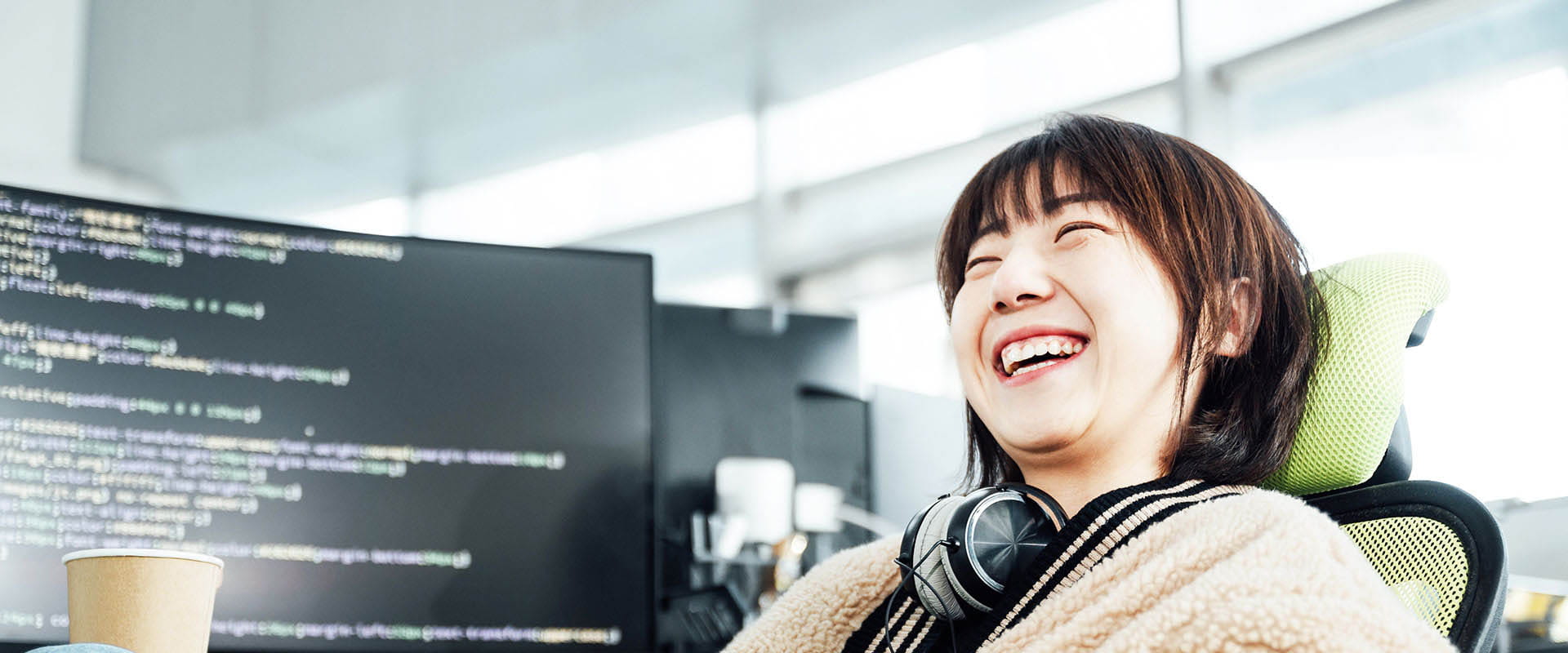 화면에 코드가 보이는 컴퓨터에서 작업하는 전문가 화면에 코드가 보이는 컴퓨터에서 작업하는 전문가