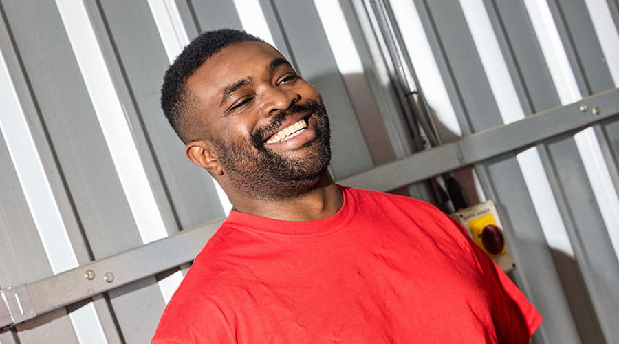 Travailleur souriant dans un environnement industriel