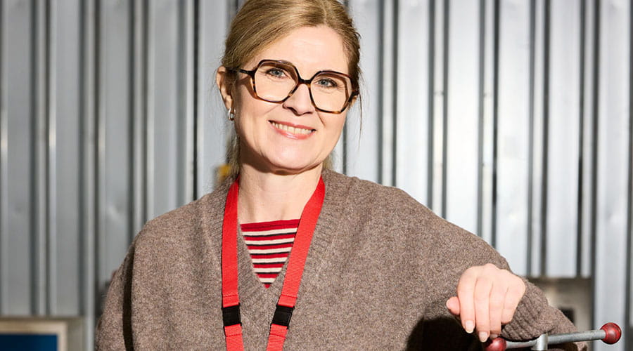 Medewerker verwerkt pakket in magazijn