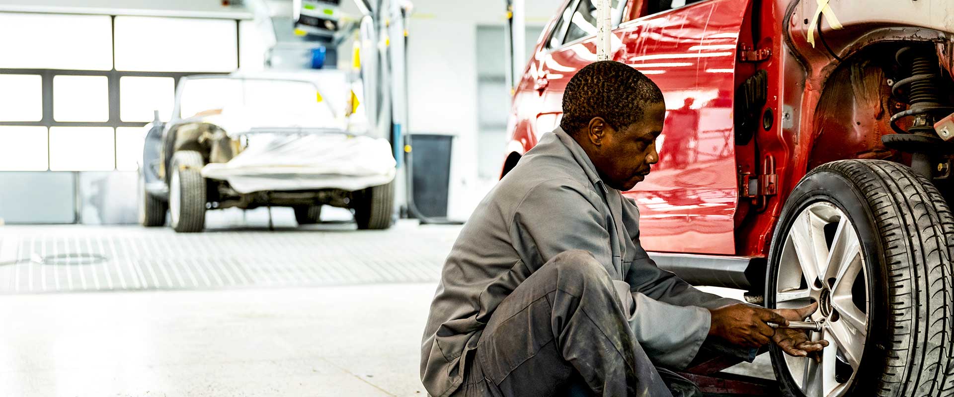 1 homme devant une voiture