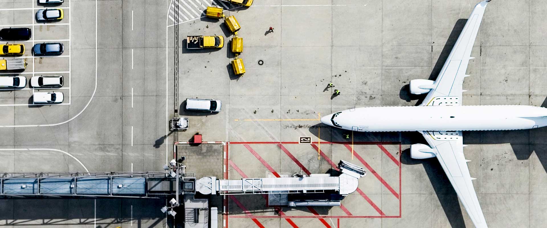 Avion garé à la porte de l'aéroport avec l'équipe au sol préparant le départ