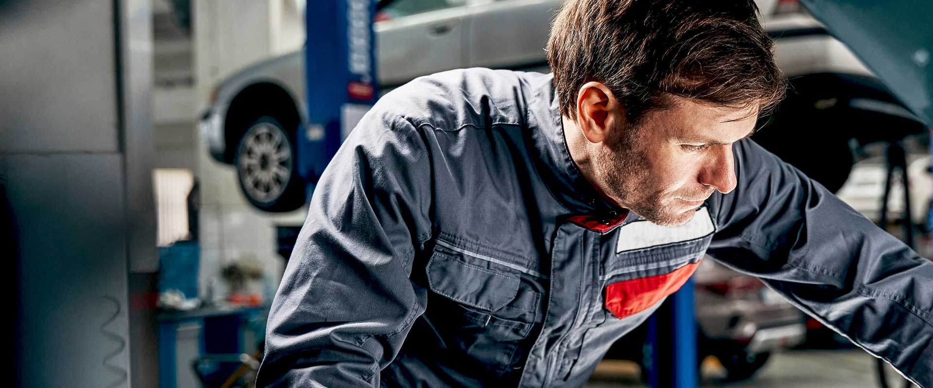 1 homme devant une voiture