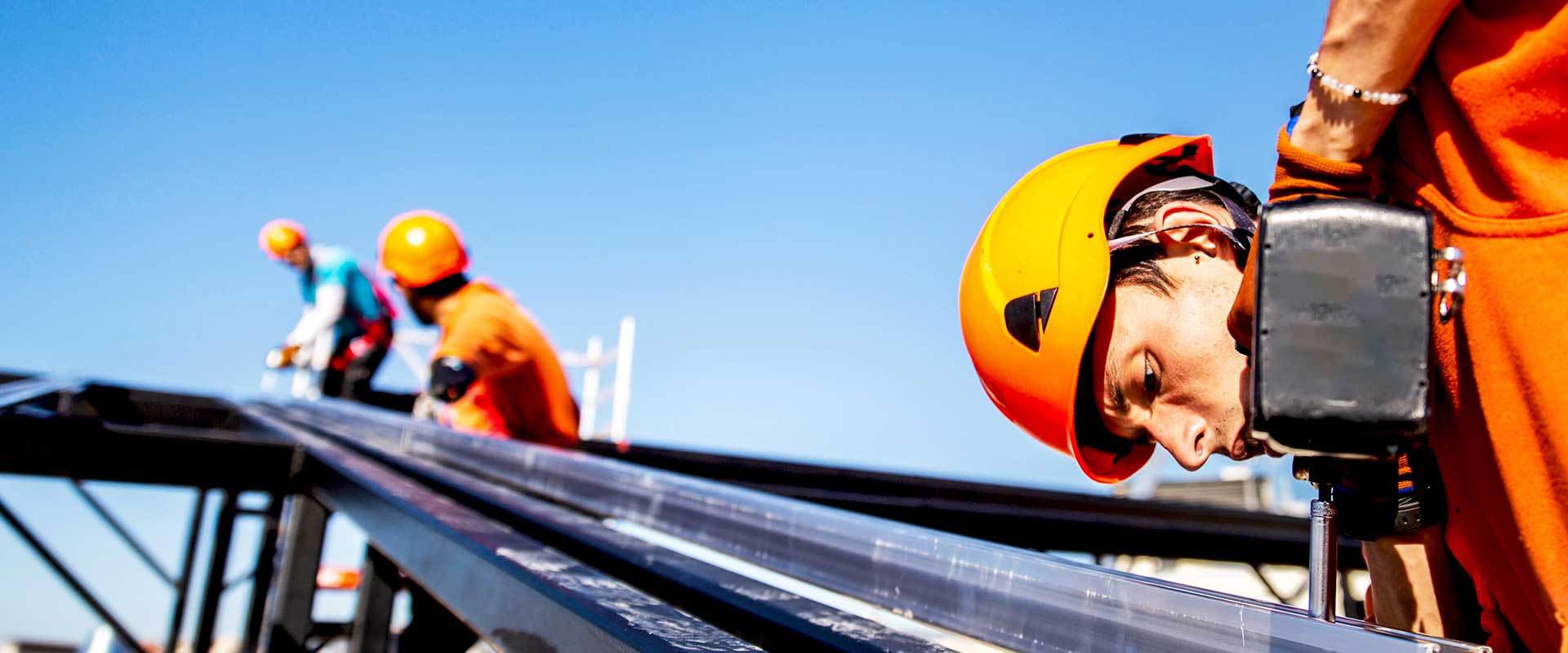 Ouvriers du bâtiment installant des panneaux solaires sur un toit