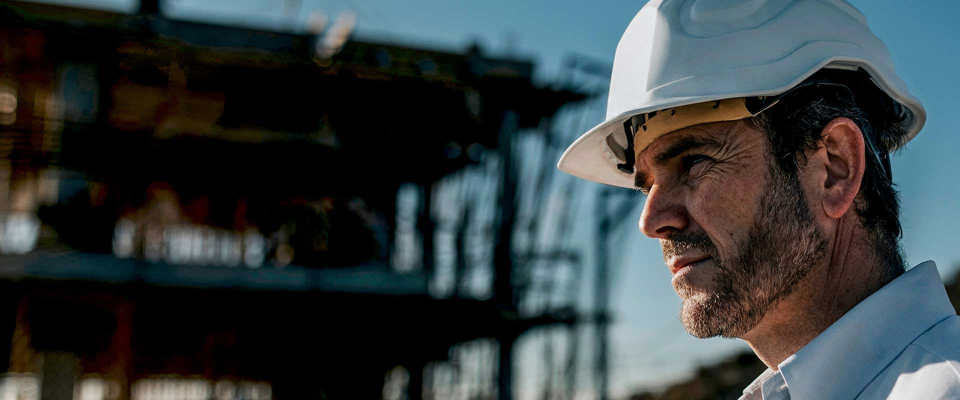 Bouwmanager observeert voortgang op bouwplaats