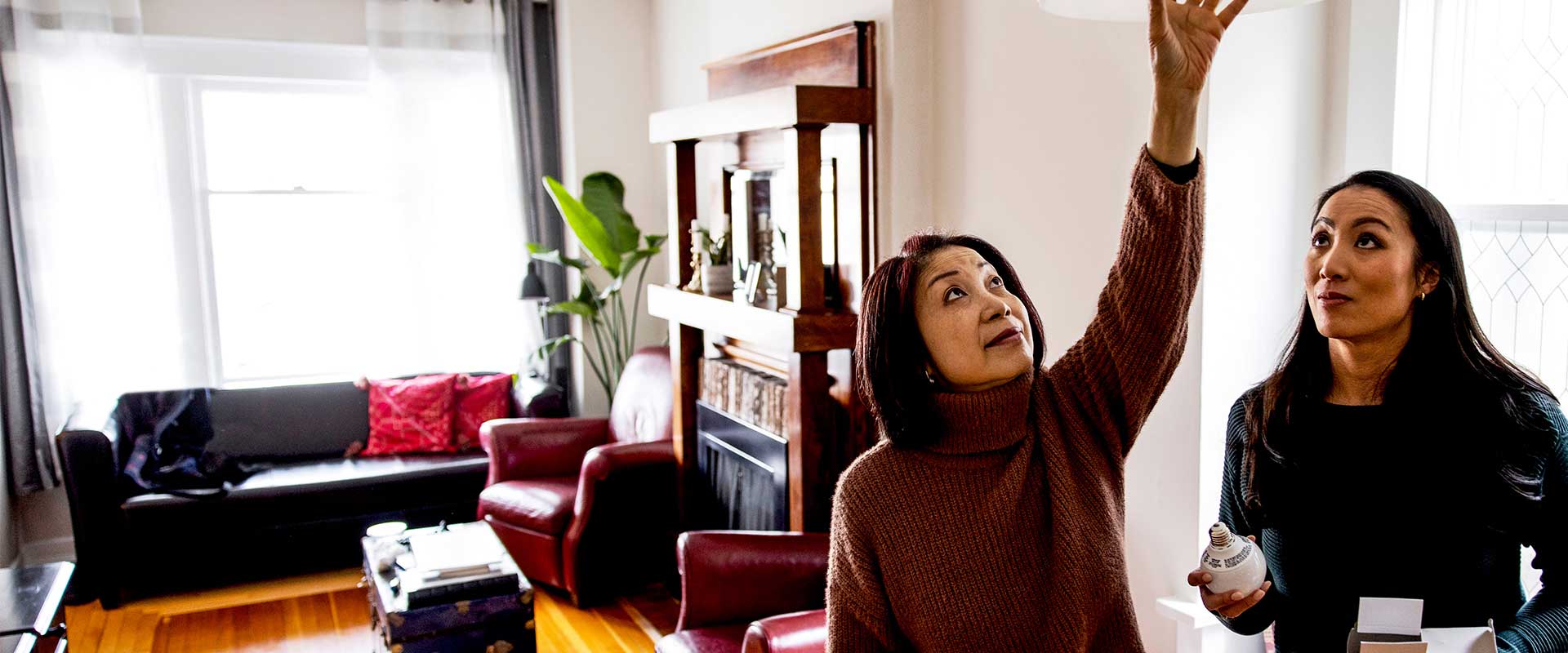 Deux professionnels discutant de plans dans une maison moderne