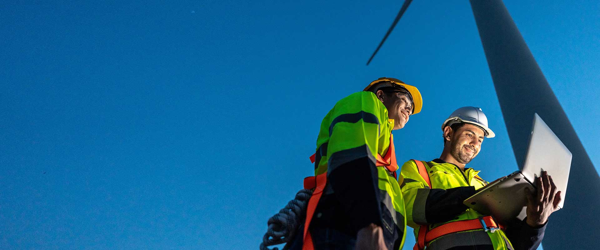 Technici werken op hoogte aan windturbine
