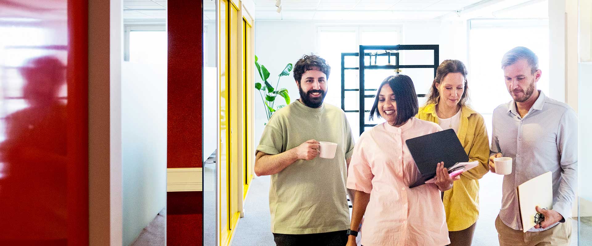 Des collègues discutent de stratégie financière dans une salle de réunion