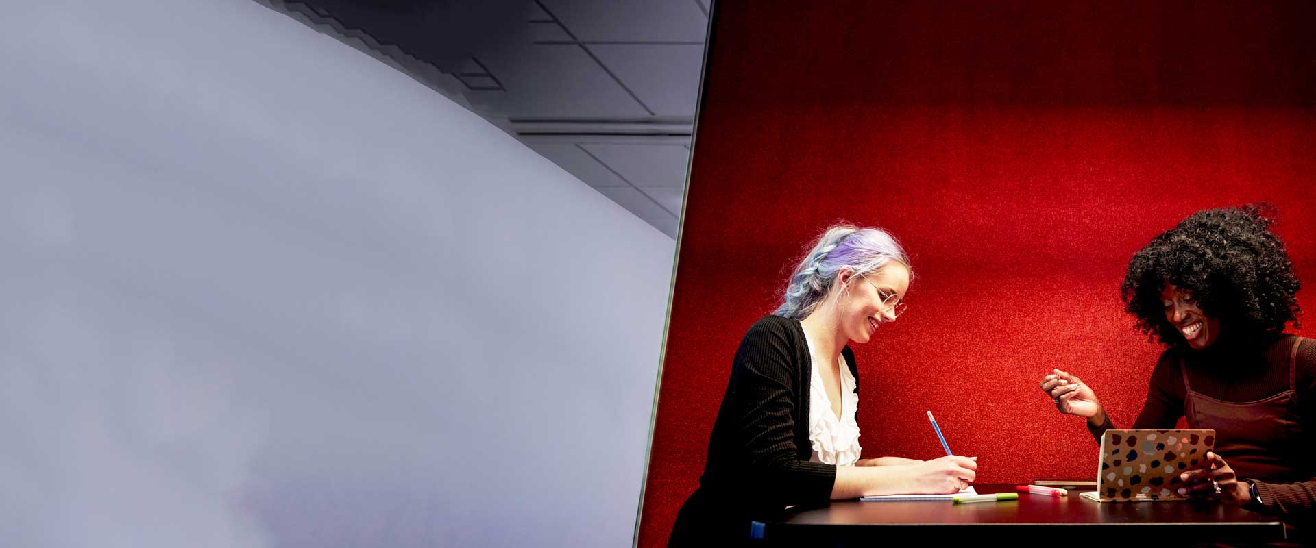 Financieel professional werkt aan documenten op kantoor