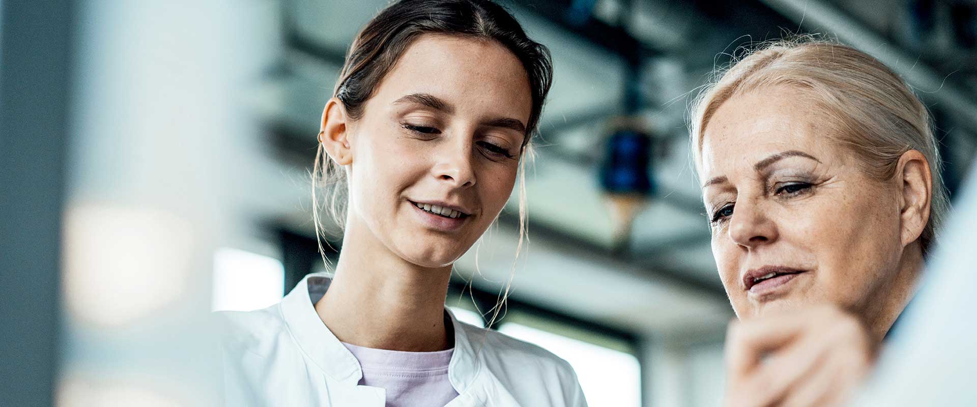 Professionnel de la santé soutenant un patient âgé en consultation