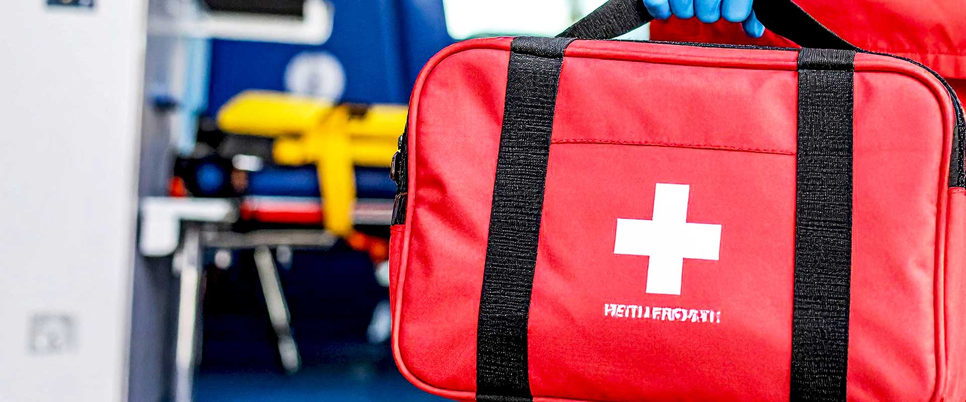 Une ambulancière s'occupe d'un patient avec un masque à oxygène dans une ambulance