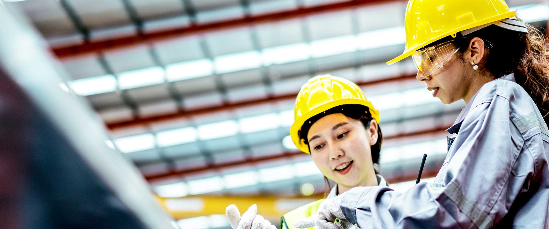 Ingenieurs bekijken plannen in industriële faciliteit