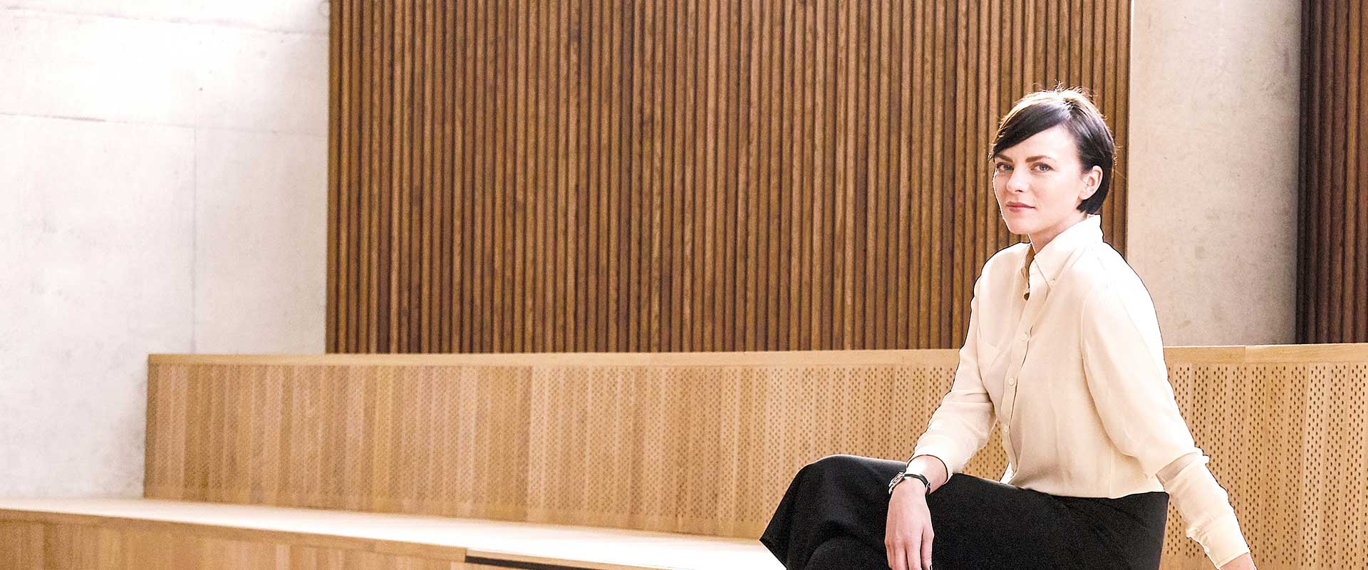 Professional zit in modern overheidskantoor