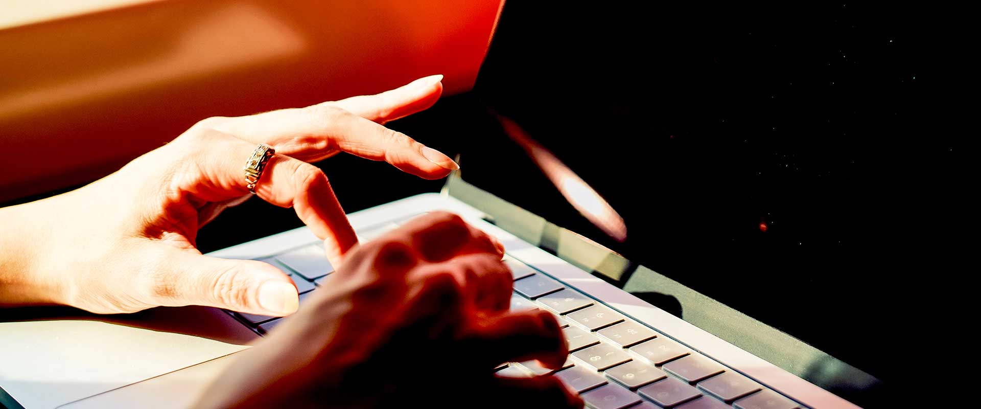 Tastare profesională pe laptop în mediul de birou