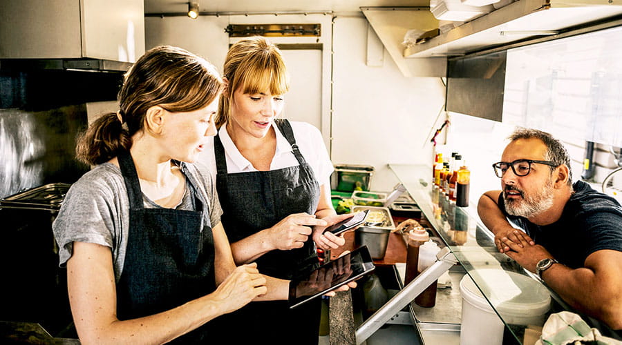 Équipe de l'hôtellerie travaillant ensemble derrière le comptoir