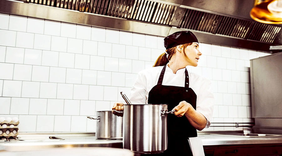 Chef préparant de la nourriture dans une cuisine professionnelle