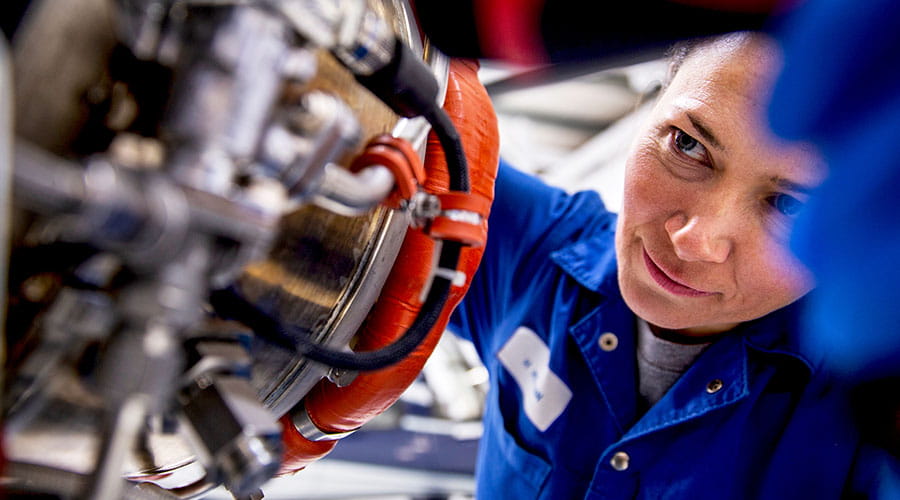 Técnico reparando componentes del motor en el taller