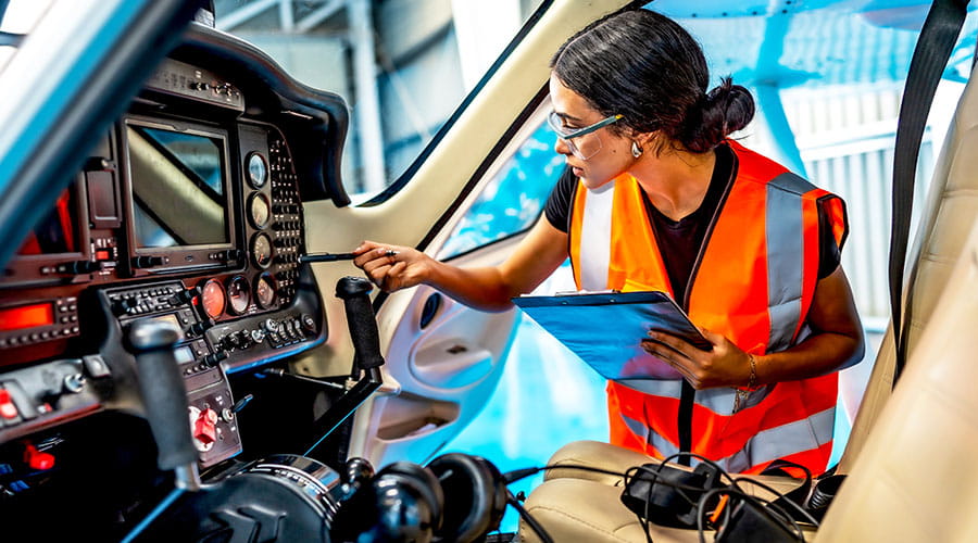Technicien travaillant sur les composants du tableau de bord d'un véhicule