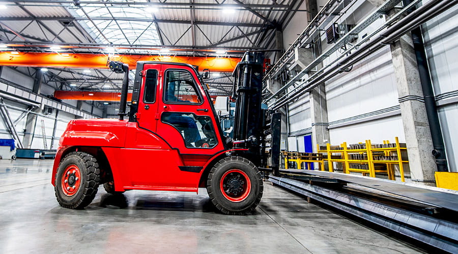 Rode heftruck in gebruik in magazijn