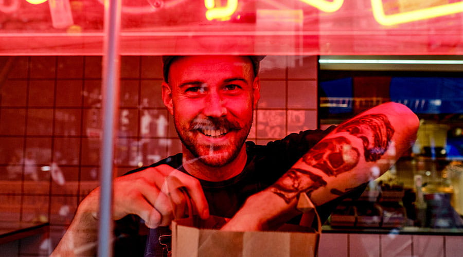 Barman préparant un verre derrière le comptoir du bar