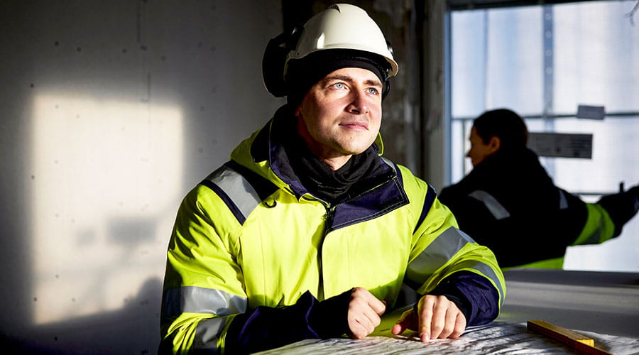 Travailleur portant un équipement de sécurité dans un cadre industriel