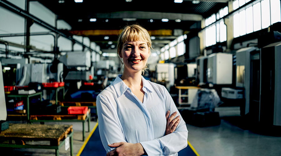 Ingenieur staat in fabrieksomgeving