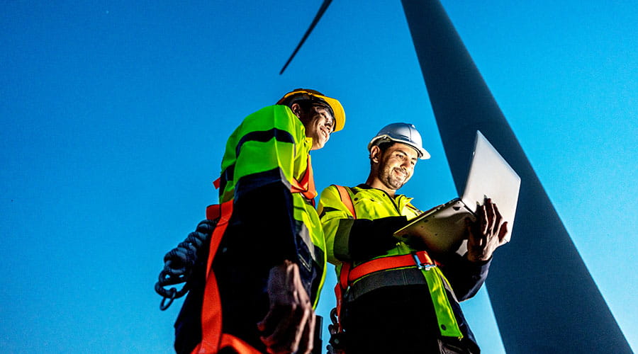 Medewerkers bekijken plannen bij zonne installatie