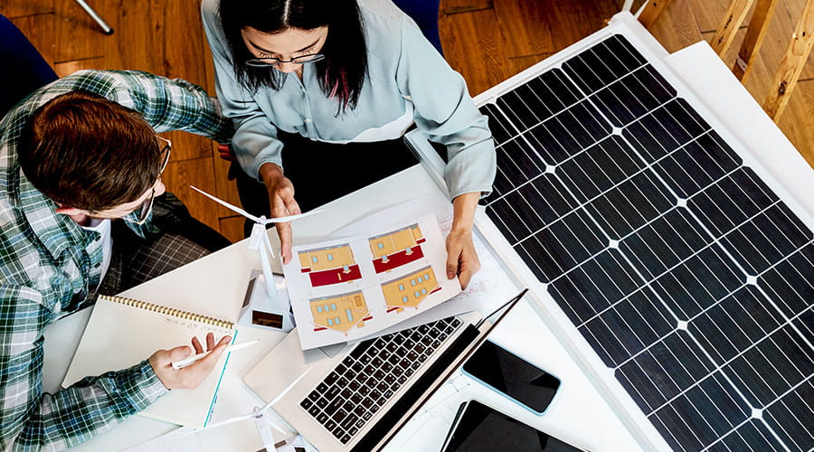 Il team collabora a un progetto di pannelli solari