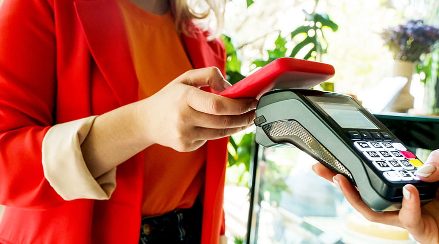 Femme payant par carte bancaire