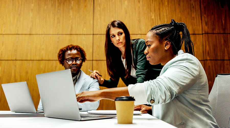 Réunion de groupe dans un cadre de bureau moderne