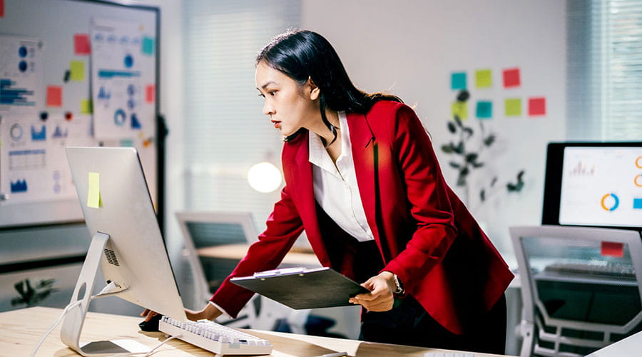 Femme présentant des idées à des collègues au bureau