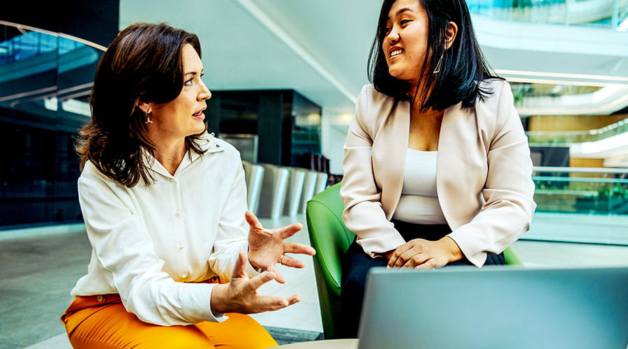 Deux femmes discutant du travail au bureau