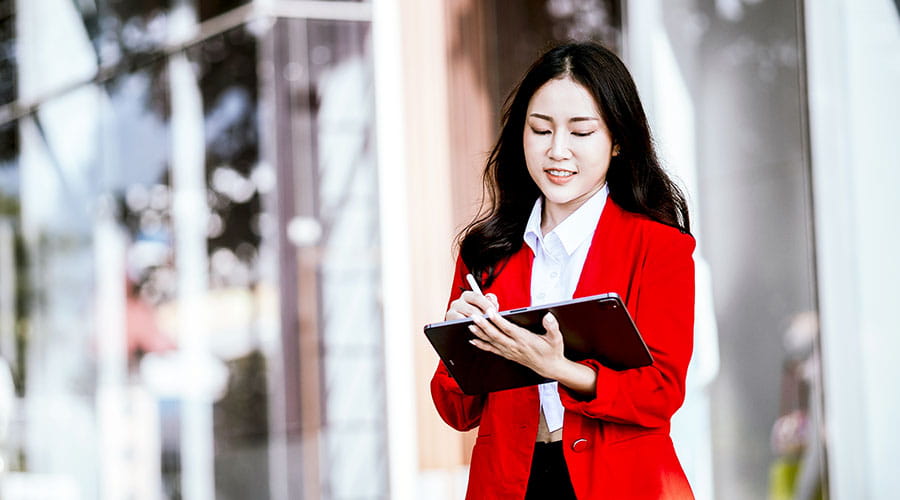 Femme d'affaires debout avec un dossier au bureau