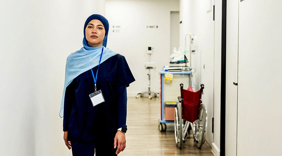 Verpleegkundige staat in ziekenhuisgang