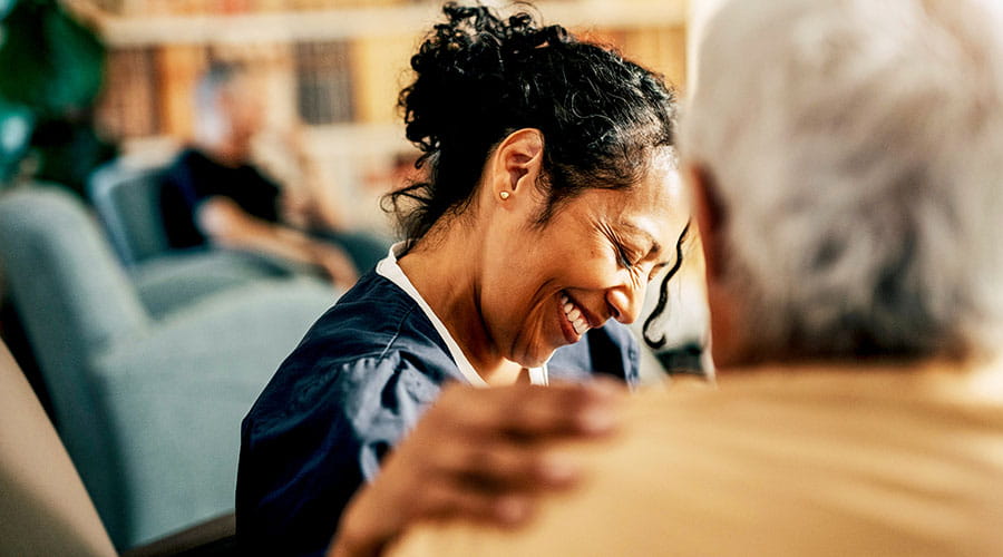 Professionnel de la santé souriant pendant une consultation