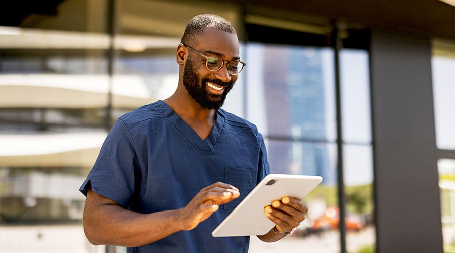 Infirmier examinant les notes d'un patient sur une tablette