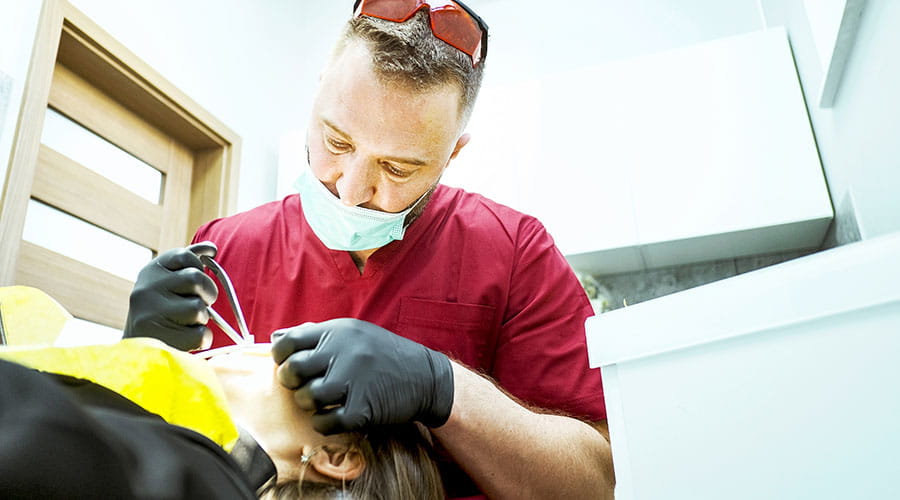 Professionnel de la santé assistant un patient lors d'un traitement