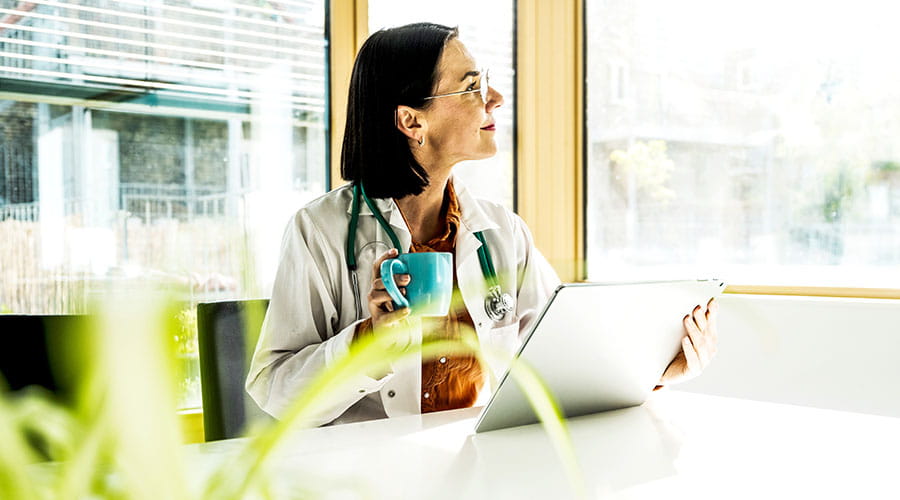 Professionnel de la santé utilisant un ordinateur portable dans une clinique
