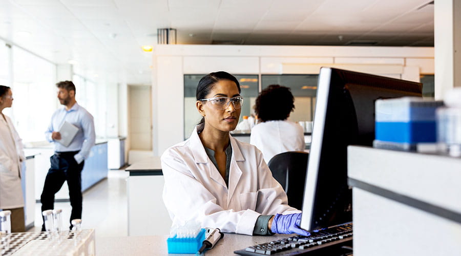 Équipe médicale travaillant en laboratoire