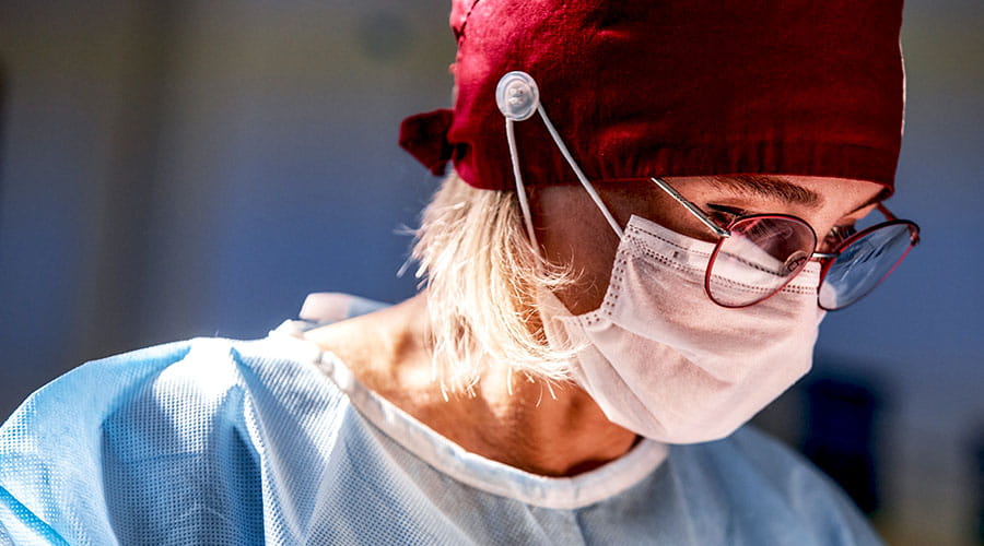 Trousse de premiers secours portée par un intervenant