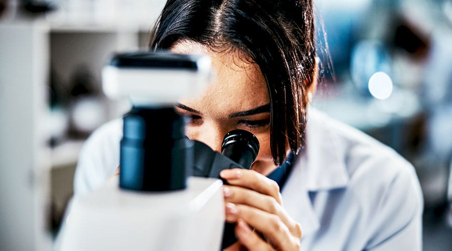 Technicienne de laboratoire travaillant avec un équipement