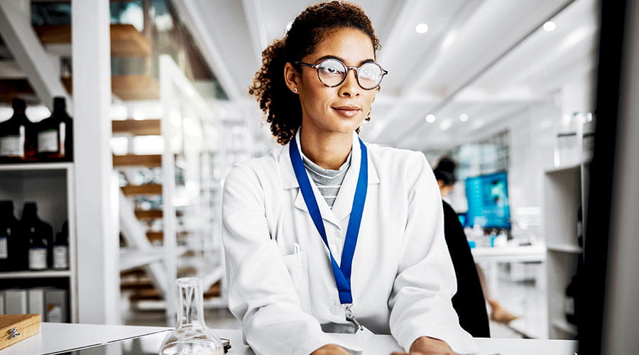 Médecin utilisant un ordinateur portable dans un cabinet médical