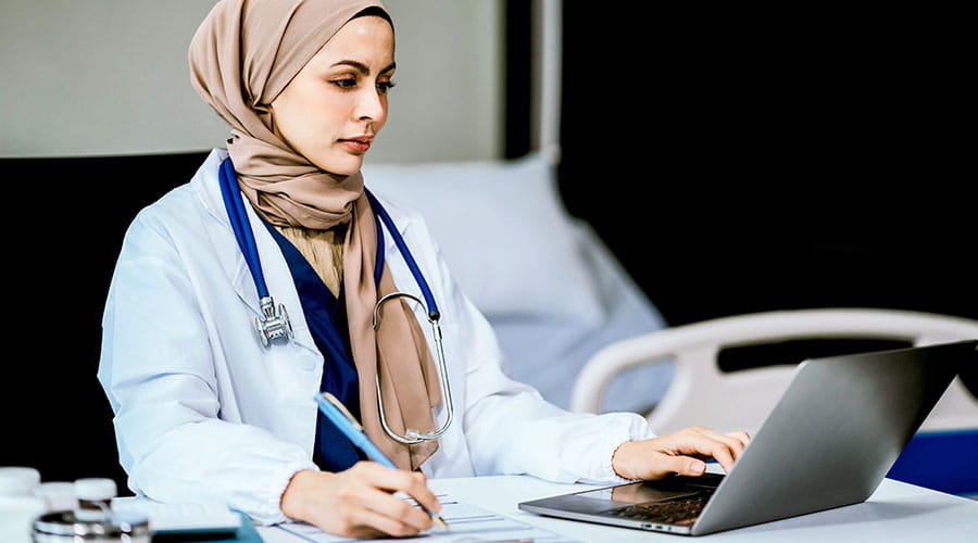 Professionnel de la santé examinant les données d'un patient