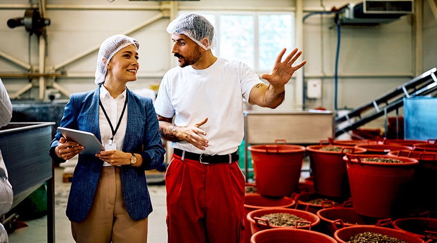 Équipe discutant du processus de production dans une usine