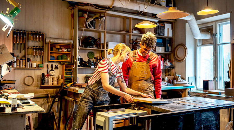 Charpentier travaillant dans un atelier de menuiserie