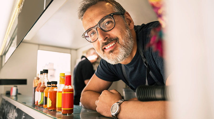 Homme souriant dans un bureau ou un espace de travail